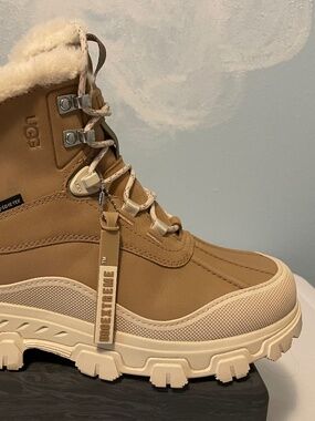 UGG, Adirondack Meridian Hiker, worn once, Size 9, Sand color